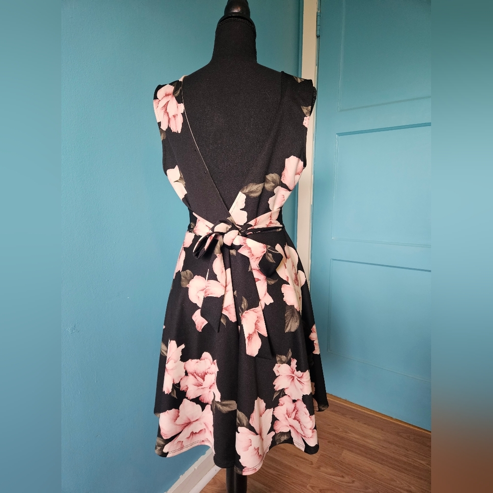 Fabrik low-cut dress - Picture 3 of 5